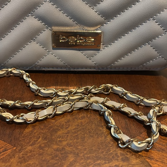 Bebe   Crossbody bag  quilted front and back  vegan leather  gray/ gold tone EUC - Picture 4 of 16